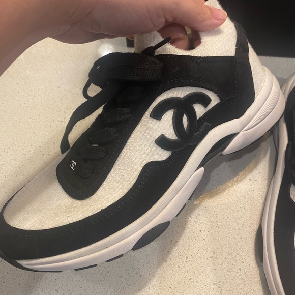 Chanel CC black and white suede and cloth sneakers - Picture 5 of 11